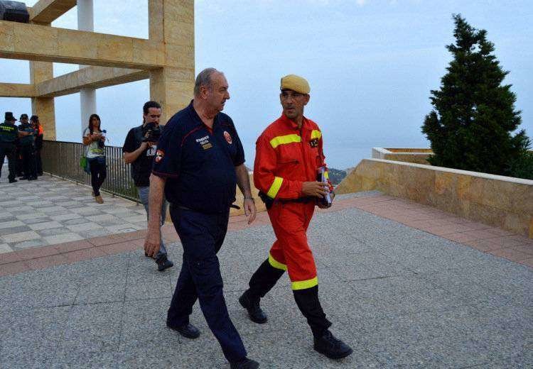 El jefe de bomberos con el Capitan  responsable de los efectivos de la UME