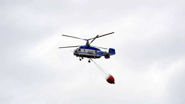 Helic&oacute;ptero se dirije hacia la zona del pantano para cargar