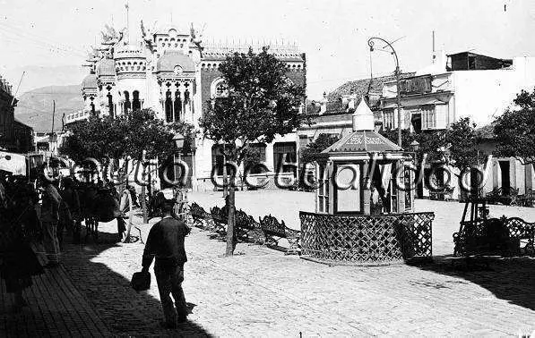 Casa de los Dragones, con sus seis originales dragones. Hacia 1920. (Col. Copister&iacute;a Ana S&aacute;nchez).