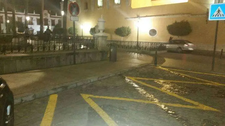 plaza de &aacute;frica surpimen plazas de aparcamiento para personas con discapacidad con el prop&oacute;sito de habilitar aparcamientos para coches oficiales seg&uacute;n denuncia B&uacute;scome