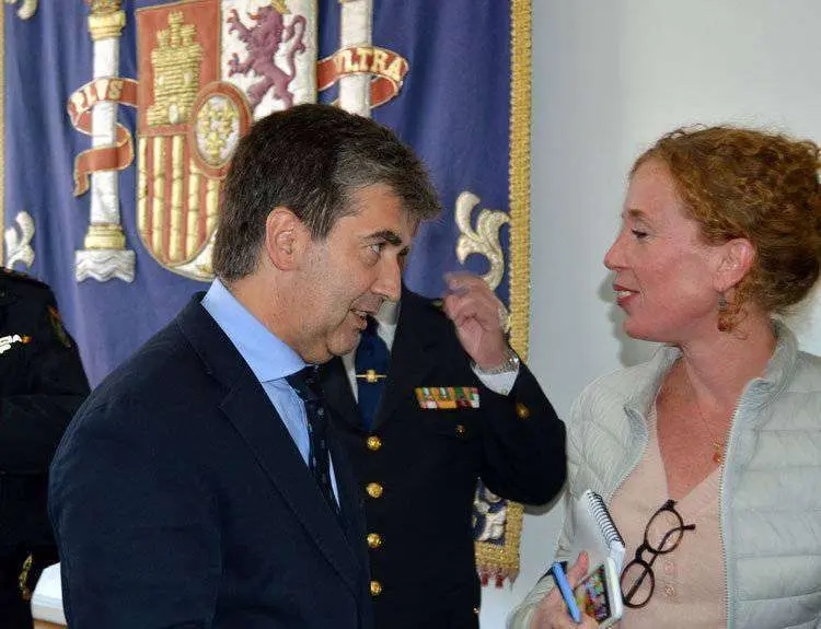 Director general de la Polic&iacute;a Ignaci&oacute; Cosid&oacute; durante visita a la ciudad departe con periodista