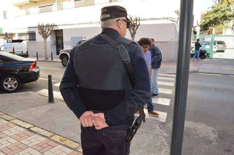poli nacional puerta comisaria (2)