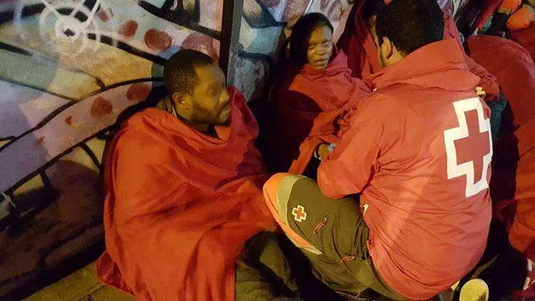 nueve migrantes descubiertos en antiguo ambulatorio jos&eacute; lafont tras desembarcar 4 enero 2016 cruz roja