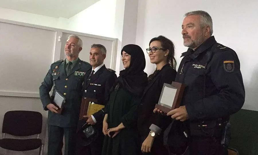 homenaje a polic&iacute;as asociaci&oacute;n vecinos benz&uacute;