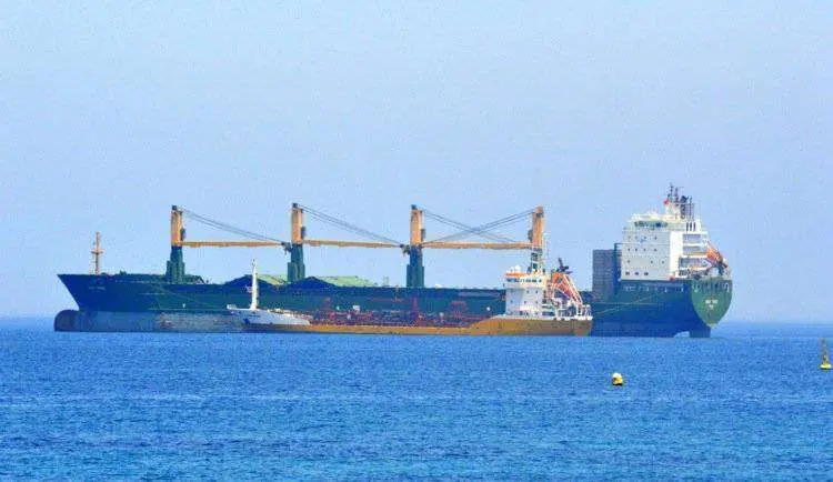 gabarra suministrando bunkering bahia (1)