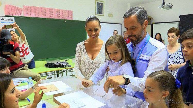 Juan Bravo candidato PP votando junto a sus hijas