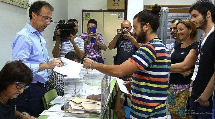 Los aspirantes al Senado por Podemos votando