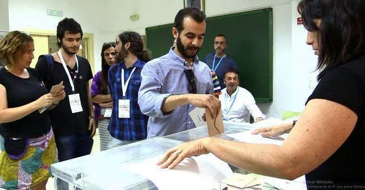 Mohamed Faitah de Podemos votando