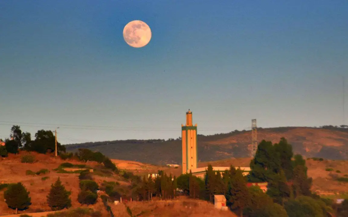 Mezquita y luna Fin Ramadan