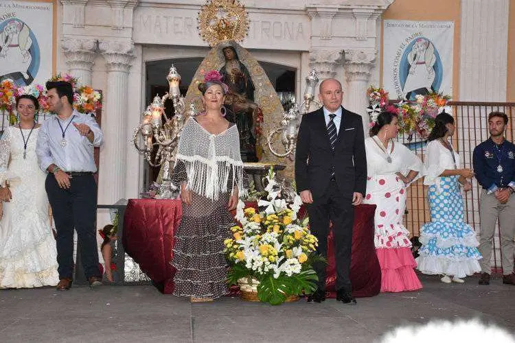El-Delegado-del-Gobierno-y-se&ntilde;ora-depositando-una-cesta-de-flores-a-la-Virgen-de-&Auml;frica
