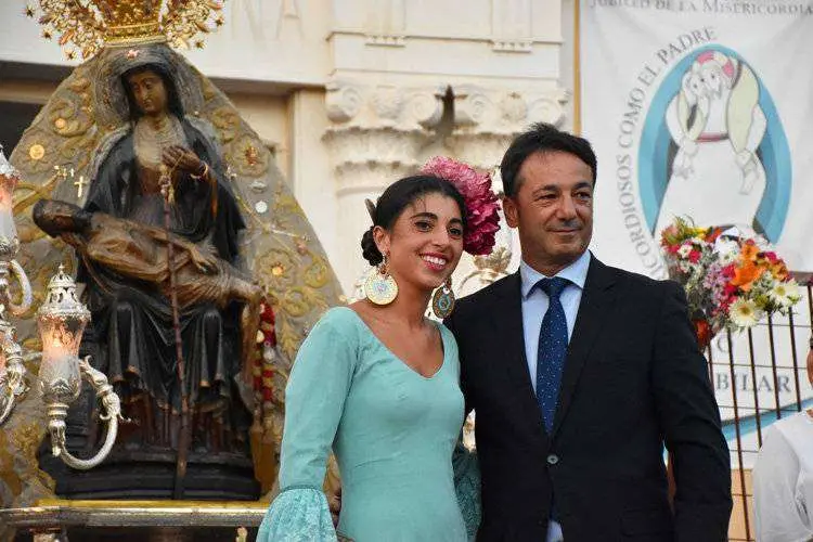 El-responsable-de-festejos,-Fernando-Ramos-posa-junto-a-su-hija