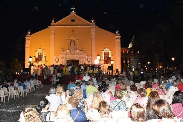 La-plaza-de-&Aacute;frica-congreg&oacute;-a-miles-de-personas-para-la-ofrenda-floral