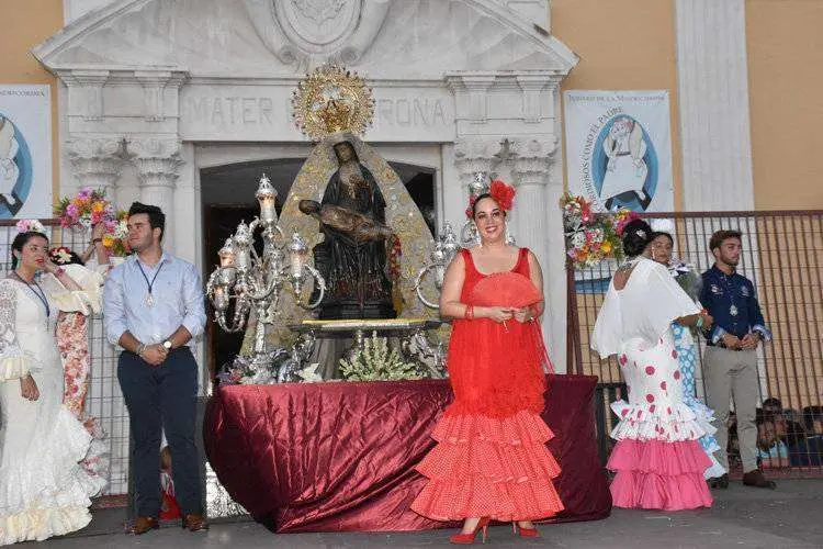 Roc&iacute;o-Salcedo,-Vicepresidenta-primera-de-la-Asamblea,-junto-a-la-Virgen-de-&Auml;frica