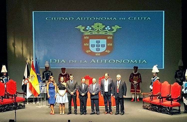 Foto-familia-entrega-medallas dia de Ceuta-2016