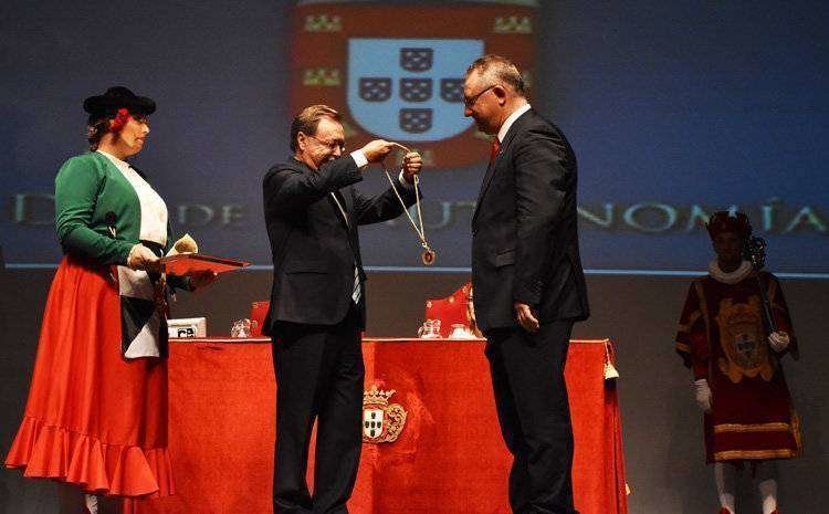 Medalla-Autonomia-Colegio-San-Agustin-día-de-Ceuta-2016