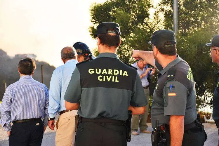 El-Coronel-Jefe-de-la-Guardia-Civil-junto-a-los-representantes-de-la-ciudad