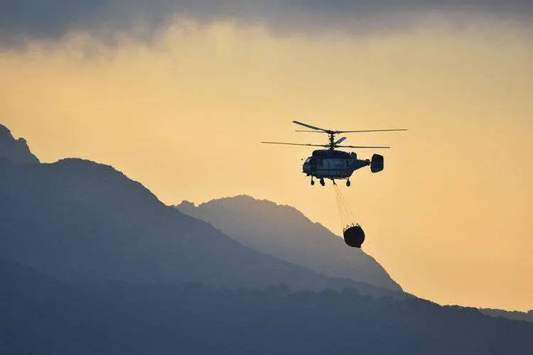 El-helicoptero-del-MAGRAMA-llega-a-la-zona