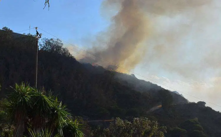 La-cara-norte-de-la-fortaleza-del-Hacho-afectada-por-las-llamas