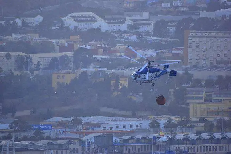 Sobrevolando-la-ciudad-para-atacar-el-incendio