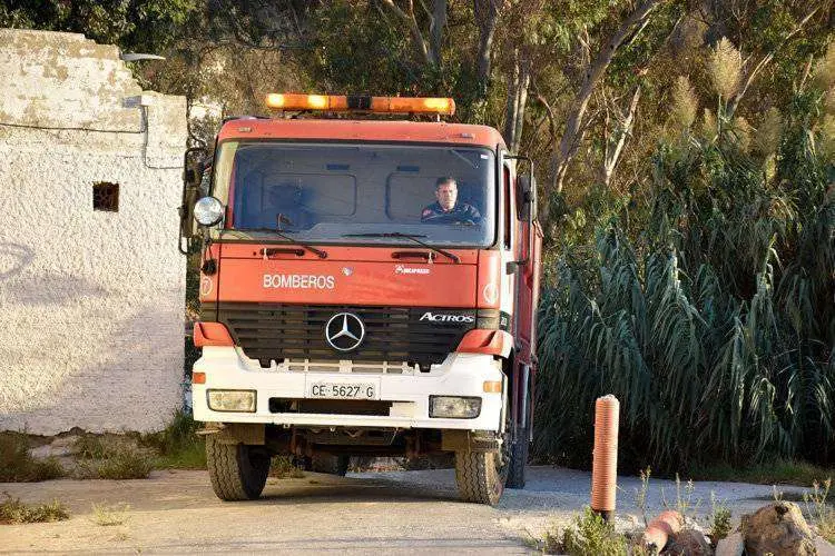 Un-camion-bomba-se-dispone-a-recargar-agua