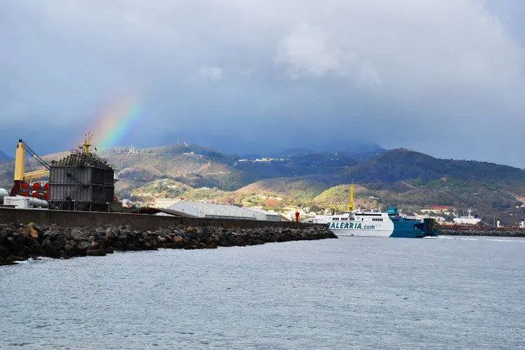 El-Avemar-Dos-entrando-a-puerto-mientras-el-Pinar-continua-averiado-en-al-bah&iacute;a