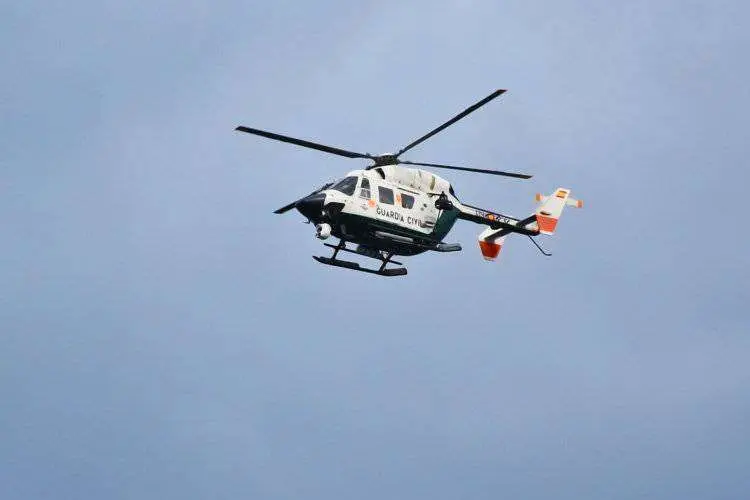 Un-Helicoptero-de-la-Guardia-Civil-sobrevuela-el-lugar-donde-se-encuentra-a-la-deriva-el-Pinar-del-R&iacute;o - copia