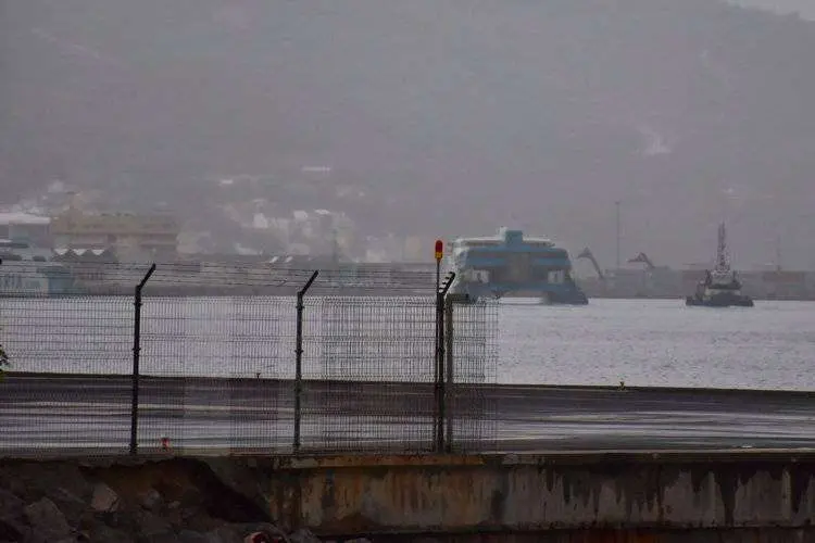 Tras-una-larga-hora-de-espera,-los-pasajeros-pudieron-desembarcar