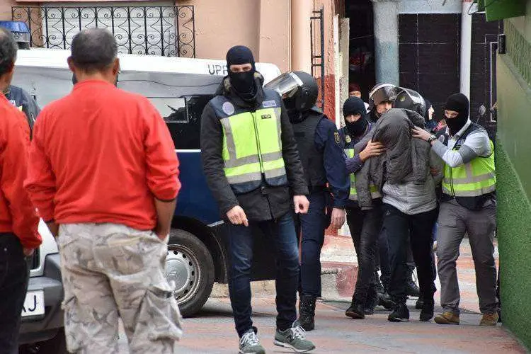 Acabado-el-registro-el-detenido-es-conducido-a-comisar&iacute;a