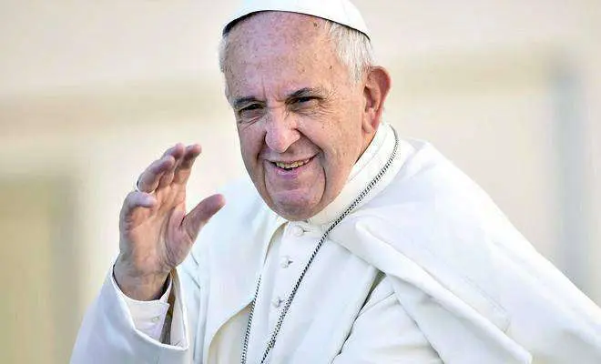 VATICANO (VATICANO) 05/10/2016.- El papa Francisco saluda a su llegada a la audiencia general de los mi&eacute;rcoles en la plaza de San Pedro en el Vaticano hoy, 5 de octubre de 2016. EFE/Giorgio Onorati