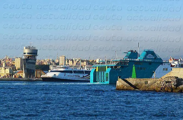 Ferries cruzando en bocana (frs, balearia)