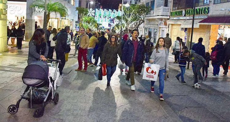 Ambiente callejero durante la celebraci&oacute;n de la &uacute;ltima edici&oacute;n de la Noche en Blanco/ ANTONIO SEMPERE