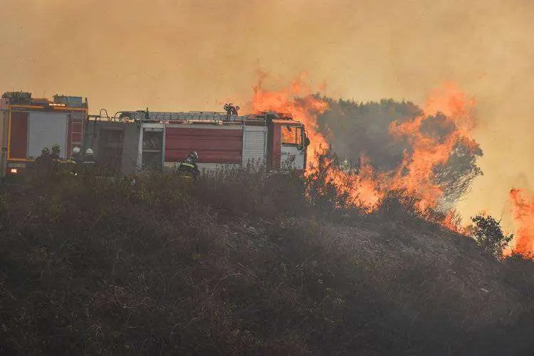 El-fuego-hacia-dificil-el-acceso-a-la-zona