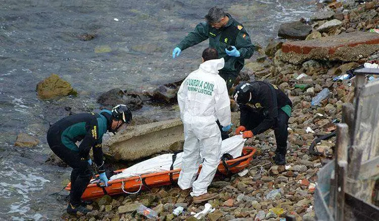 cad&aacute;ver inmigrante playa guardia civil benz&uacute; enero 2016