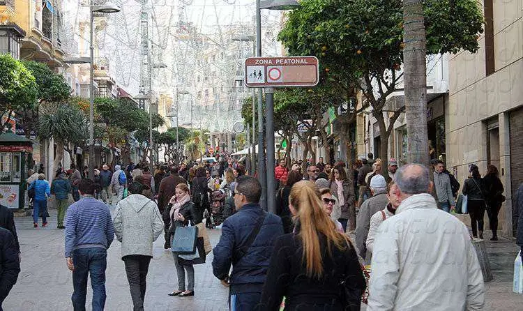 gente en el paseo revell&iacute;n