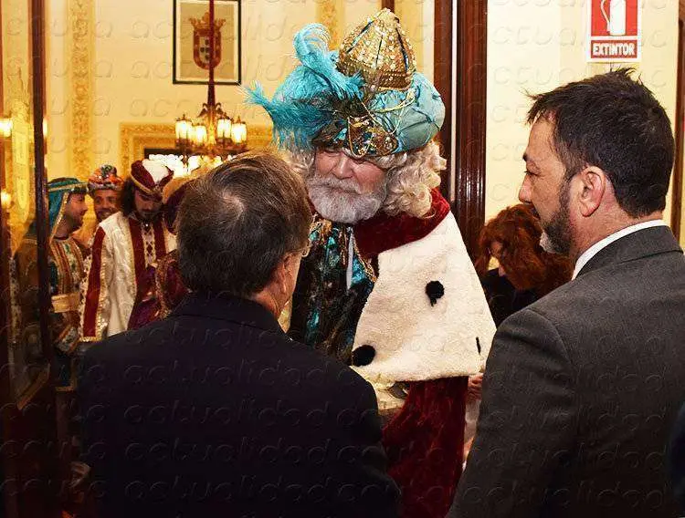 vivas los recibe en el ayuntamiento 1