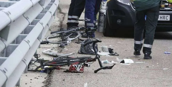 Dos ciclistas han resultado heridos tras ser atropellados por un veh&iacute;culo en la va 30  sentido burgos gvillamil
