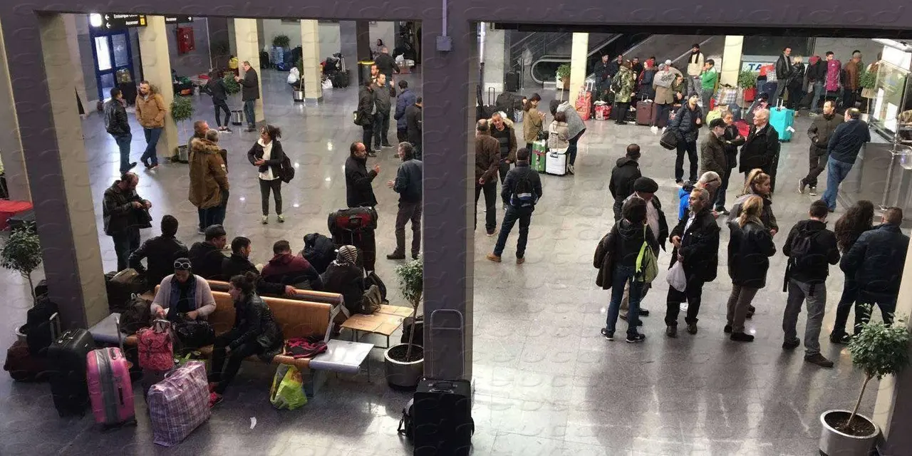 estaci&oacute;n mar&iacute;tima ALGECIRAS gente esperando ok