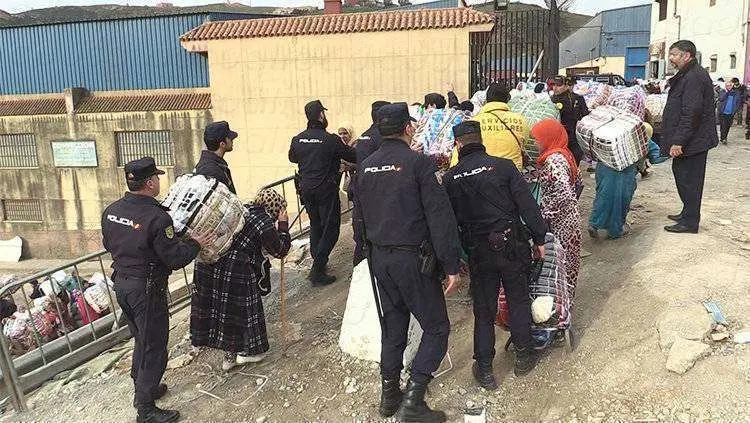 Porteadores y policia Nacional