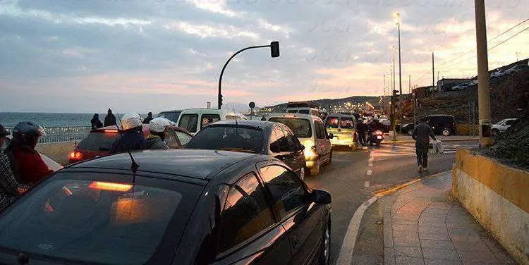 Fila de coches camino de la frontera