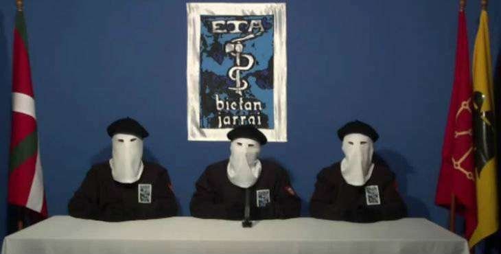 Miembros de ETA con el rostro cubierto en un vídeo propagandístico.