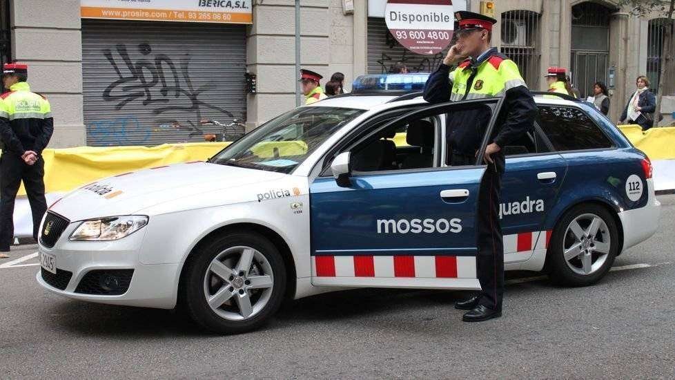 agente-Mossos-dEsquadra-coche-patrulla_ECDIMA20140317_0013_3