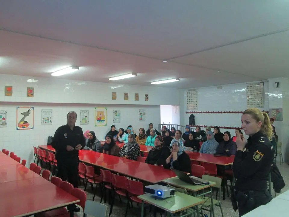 polic&iacute;a nacional charla
