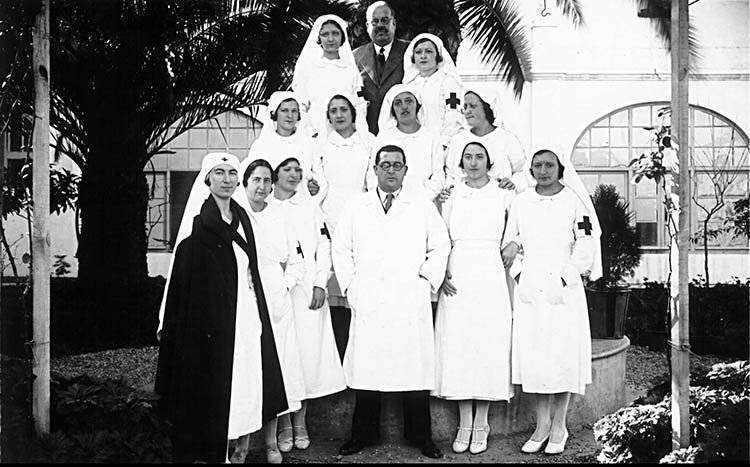 Dr. Antonio Ballesteros Ledo y enfermeras del Hospital Cruz Roja antiguo
