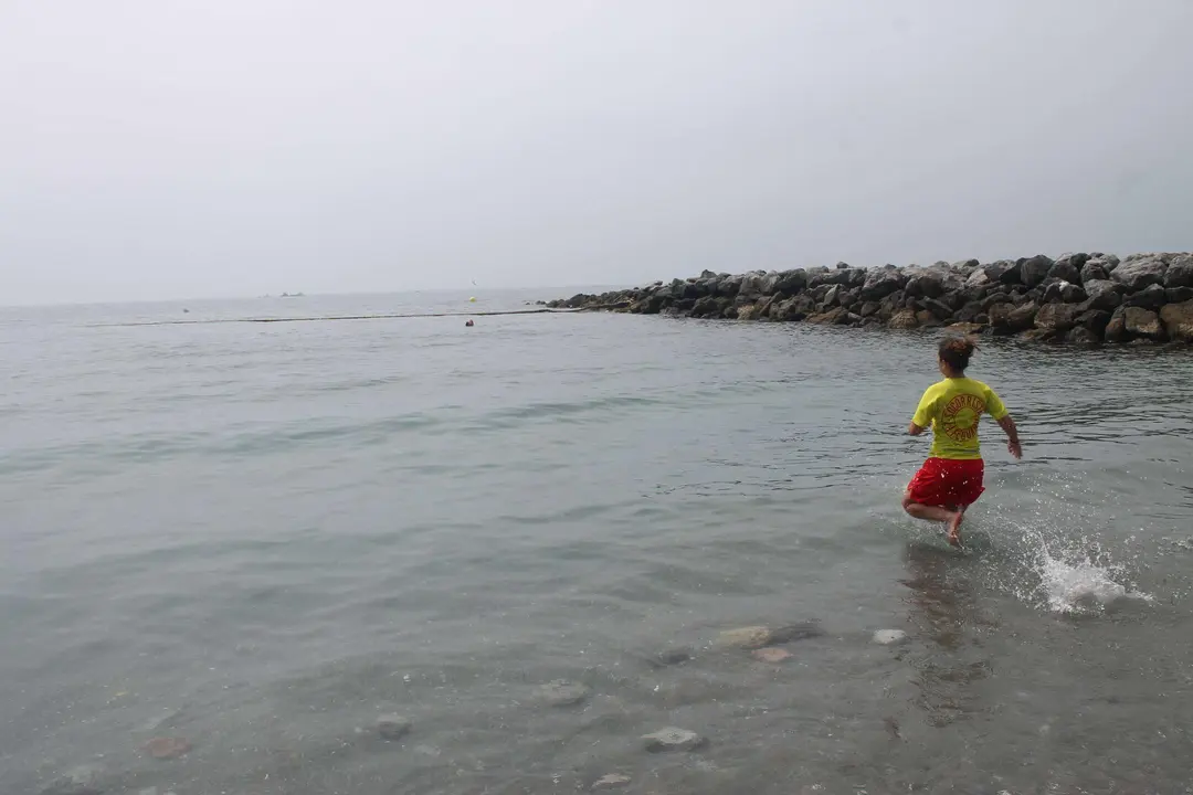 Otro socorrista se lanza al agua
