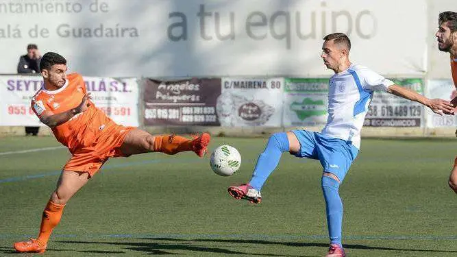 Dani-Gallardo-intentar-arrebatarle-pelota_1098200362_63885249_667x375