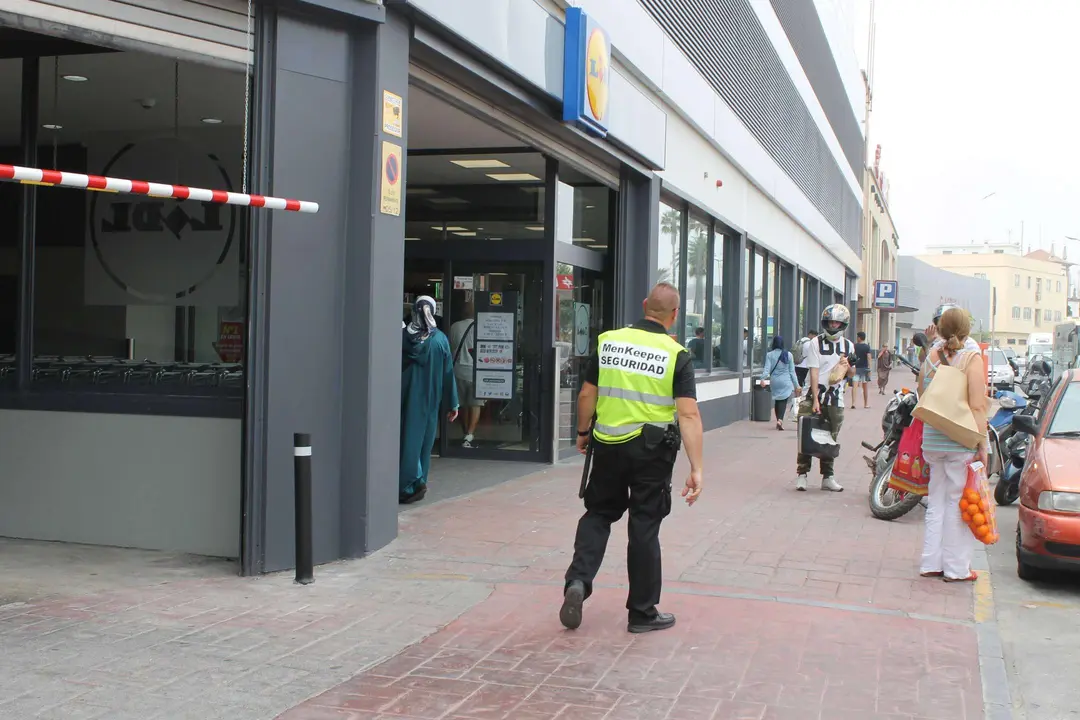 seguridad lidl vigilante calle