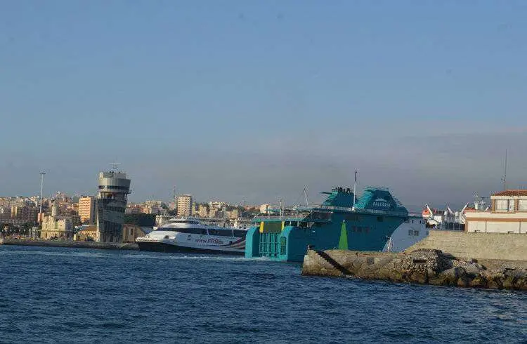 Ferries-cruzando-en-bocana-(frs,-balearia)-(3)