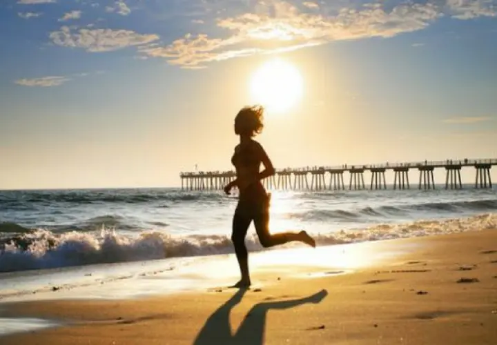 Mujer corriendo en la playa. RR SS.