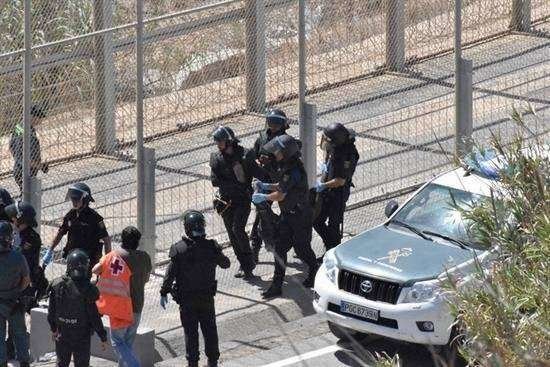 Entran en Ceuta 67 inmigrantes tras un asalto masivo a la valla fronteriza