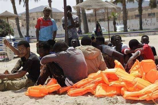 Llega a una playa de Melilla una patera con 22 inmigrantes